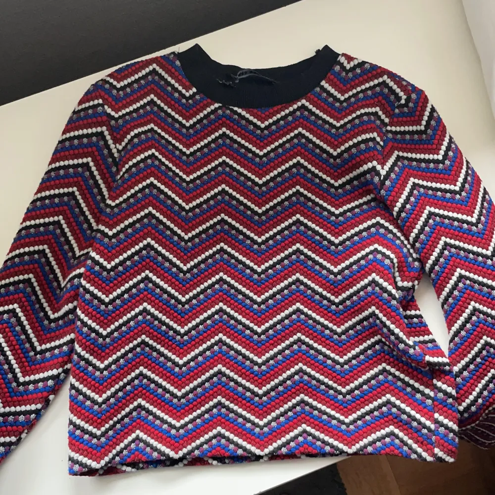 Fin tröja från zara, använd 2 gånger så den är i bra skick❤️❤️❤️storlek xs men passar även s. Toppar.