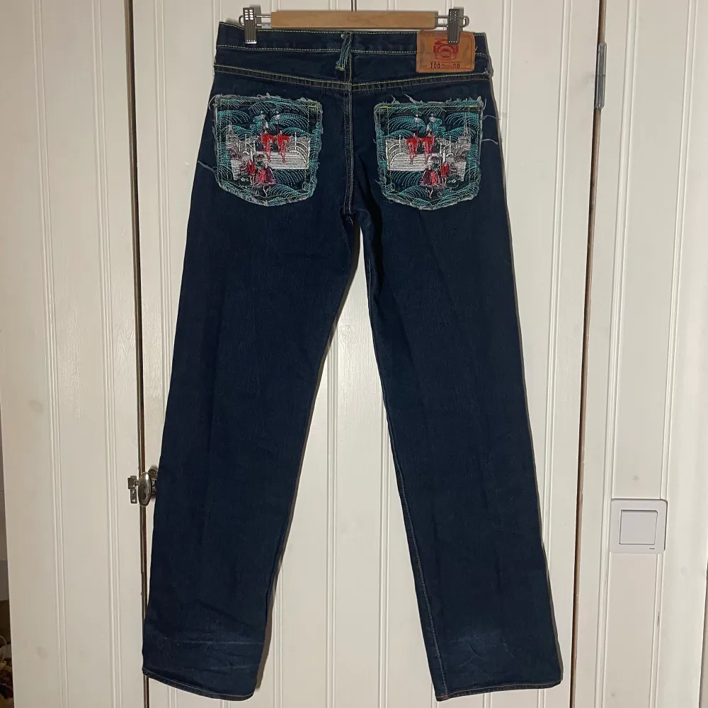 Säljer dessa då de tyvärr är förstora för mig :( om många är intresserade startar jag budgivning <3 Alla priser är + frakt . Jeans & Byxor.