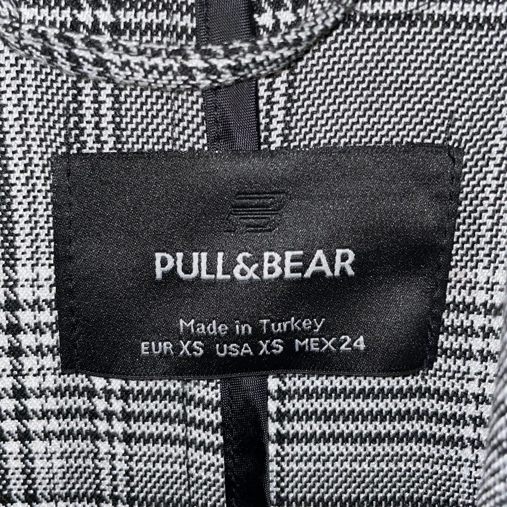 Säljer denna fina kappa från Pull & Bear då den inte kommer till användning längre! (Endast använd 2 gånger) Buda från 150! 💕💕. Jackor.