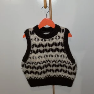 Zara stickad väst - Säljer denna fina Zara stickade väst då den inte kommer till användning längre! Vissa av mina plagg som jag säljer har ingen lapp då jag inte gillar att ha dom så ni vet! 💕 Buda från 99kr! 💕