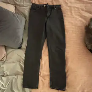 Svarta mom jeans från monki i storlek 25! Otroligt snygga på! Inte använda många gånger alls. Säljs då de inte används längre.