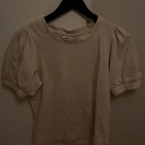 Tröja med puffärmar - Säljer denna tröjan med puff ärmar. Använd 1 gång 💓