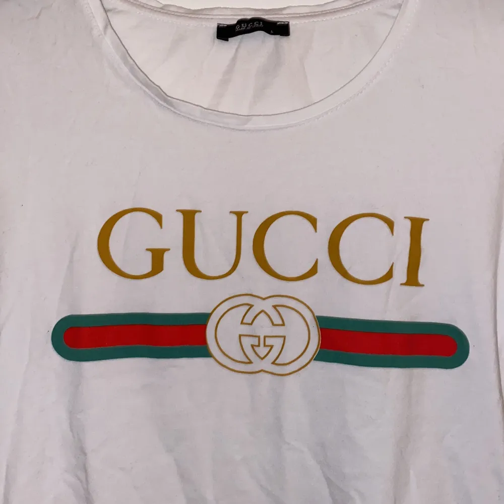 Gucci T-shirt i storlek L. Dock känns den som en S/M men den är inte äkta så storleken förklarar saken. Tröjan är vit och aldrig använd! Mest stått och tittat på den:). T-shirts.