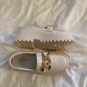 Vita skor - Aldrig använt dom. Skriv för mer info!