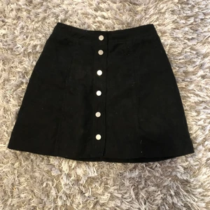 Kjol -  En söt oanvänd kjol med små knappar på<3