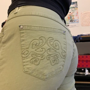 Gröna byxor med fina detaljer på! - Superfina mid-waist/low-waist byxor i mintgröb färg! Mycket bekväma och i bra skick. Dem är relativt vida nere vid vaderna i 90-tals stil!  