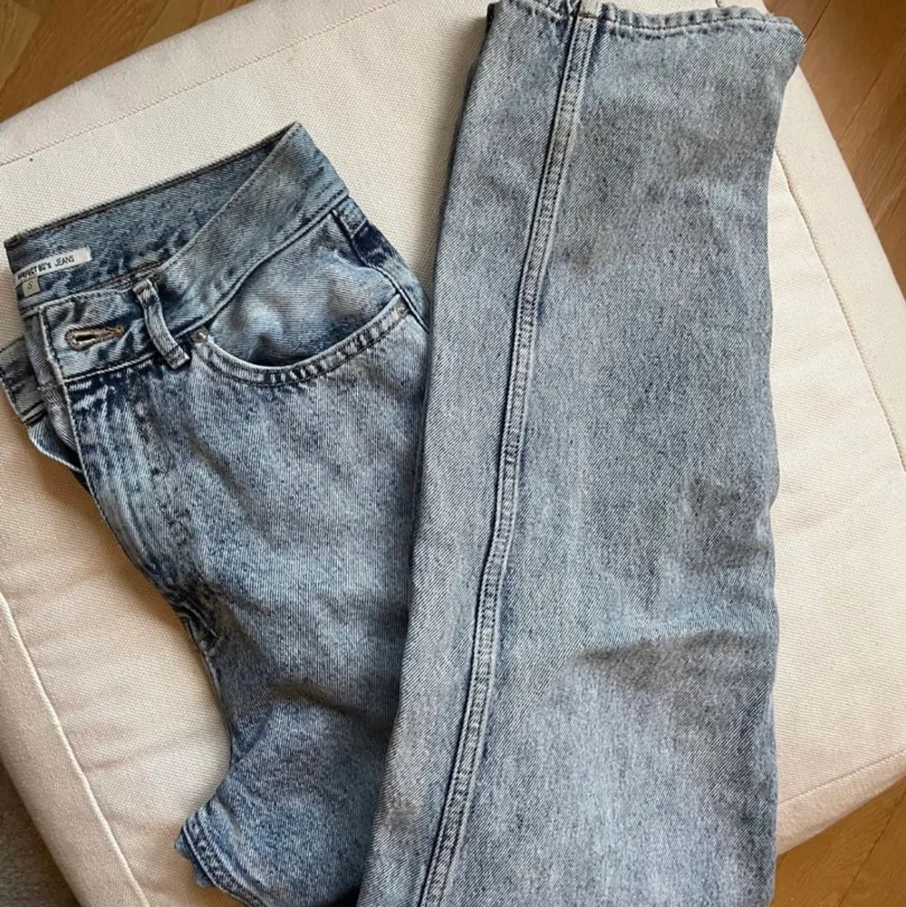 Jeans från Junkyard i storlek S! Frakt 66kr och då är paketet spårbart ❤️. Jeans & Byxor.