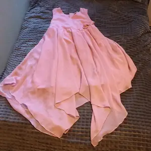 Den här klänningen behöver en ny ägare 10 år typ den är rosa knappt några märken❤❤❤