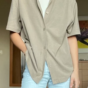 Skjorta Weekday - Kortärmad skjorta i mjukt material från Weekday som tyvärr inte kommer till användning! 