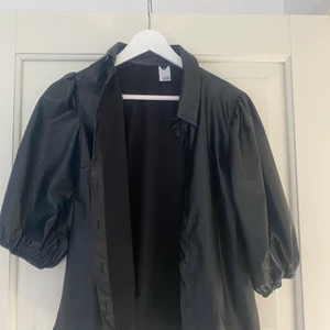 svart skinnskjorta med puffärmar - Svart skinnskjorta från the visual project, använd typ 1 gång