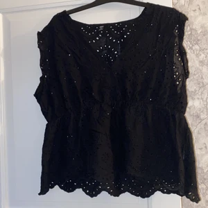 Linne  - Svart linne, med detaljer 