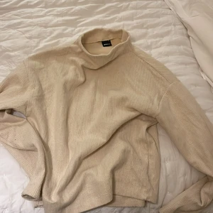 Beige tröja med hög hals - beige stickad tröja med hals (krage) 