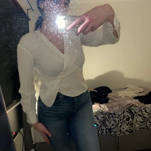 Korsad vit tröja - Jätte fin oanvänd tröja, sitter extremt snyggt vid framsidan