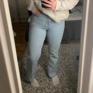 Zara jeans - Säljer ett par flare jeans från zara, dock så har jag sytt upp de! Jag är 162 cm lång! Köpta i augusti 2021 få fortfarande väldigt fina!😍