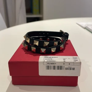 Valentino armband - Säljer mitt fina valentino armband som köptes från deras hemsida ca 2 månader sedan💓jätte fint skick då jag bara använt det på 2 fester och lite i skolan. Buda gärna!!!!Köptes för 3100kr🥰 äktighetsbevis+extra nitar medföljer.!!!!!