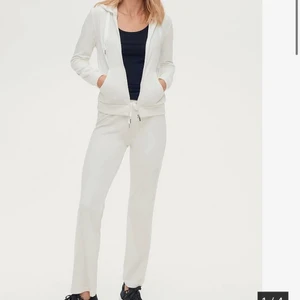 Gina mjukis  - Mjukiset från Gina Trico i färgen vitt. Båda delarna är i strl XS . Settet är endast använt fåtal gånger och är i ny skick. 