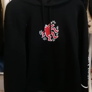 Oversized hoodie - Keith Haring hoodie från hm, används inte längre men använd ett fåtal gånger, storlek XL herr så oversized ifall man har storlek S-M, värmer bra och är super bekväm! 