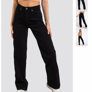 Raka jeans - Svarta raka jeans från madlady i storlek 34. Köpte för 549 kr och det är i bra längd på mig som är 170. Skriv privat för fler bilder. Pris kan diskuteras vid snabb affär. Köparen står för frakten💕