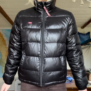 Levis Jacka - Skit snygg jacka att ha nu till våren då den är lite tunnare. Jackan är i bra skick o beställd ifrån junkyard. Nypris 1000, säljer för 400. Om ni undrar något eller vill ha fler bilder är det Bah o fråga:) jackan sitter bra på mig som är 174