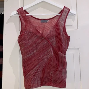 Rött linne - Sött linne i tunnt tyg! Rött ”underlinne” på framsidan 