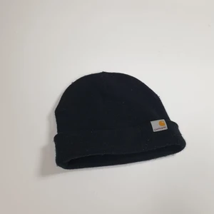 Carharrt beanie  - Klassisk beanie från Carharrt. Sparsamt använd. 