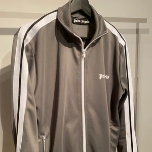palm angels tracksuit tröja grå - palm angels tracksuit tröja grå. Storlek M. Endast använd 3 gånger. Nypris 4000kr