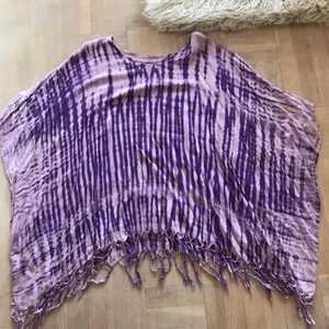 Batikmönstrad tunika - Rymlig tunika i batikmönster med fransar. Finns ingen storlek men skulle säga att den säkert passar de flesta. 