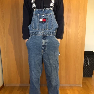 Tommy hilfiger hängslebyxor - Riktigt coola hängselbyxor från Tommy Hillfiger.