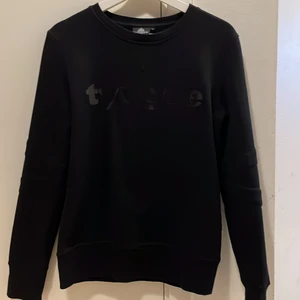 Tyngre tröja - En fin tyngre tröja i storlek S, den är använd men fortfarande i väldigt fint skick! Man kan ha den till både vardags eller träning, hör av er ifall ni har någon fråga :)