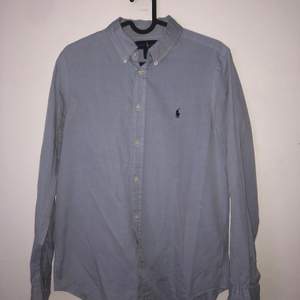 Säljer en ljusblå Ralph Lauren skjorta i Strl 18, slimfit. (Sitter som S) Inga fläckar, cond 8/10. Bud från 120. Nypris ca 1000kr 