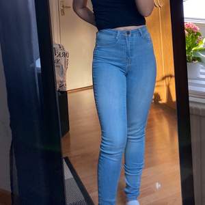 Ljusblå skinny jeans från Gina Tricot. Säljer då jag ej använder denna typ av jeans längre. Något långa på mig som är 157 cm, men man kan vika upp/klippa av kanterna om man vill. Frakt ingår ej i priset.
