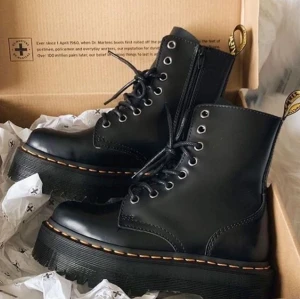 Dr martens  - lånade bilder! Tänkte kolla intresset på mina dr martens med hög sula! Använda högst mellan 5-7 gånger och är i super bra skick!! Kan skicka egna bilder! Nypris: 2300kr buda eller köp direkt för 1850kr, kollar somsagt intresset först🤍✨