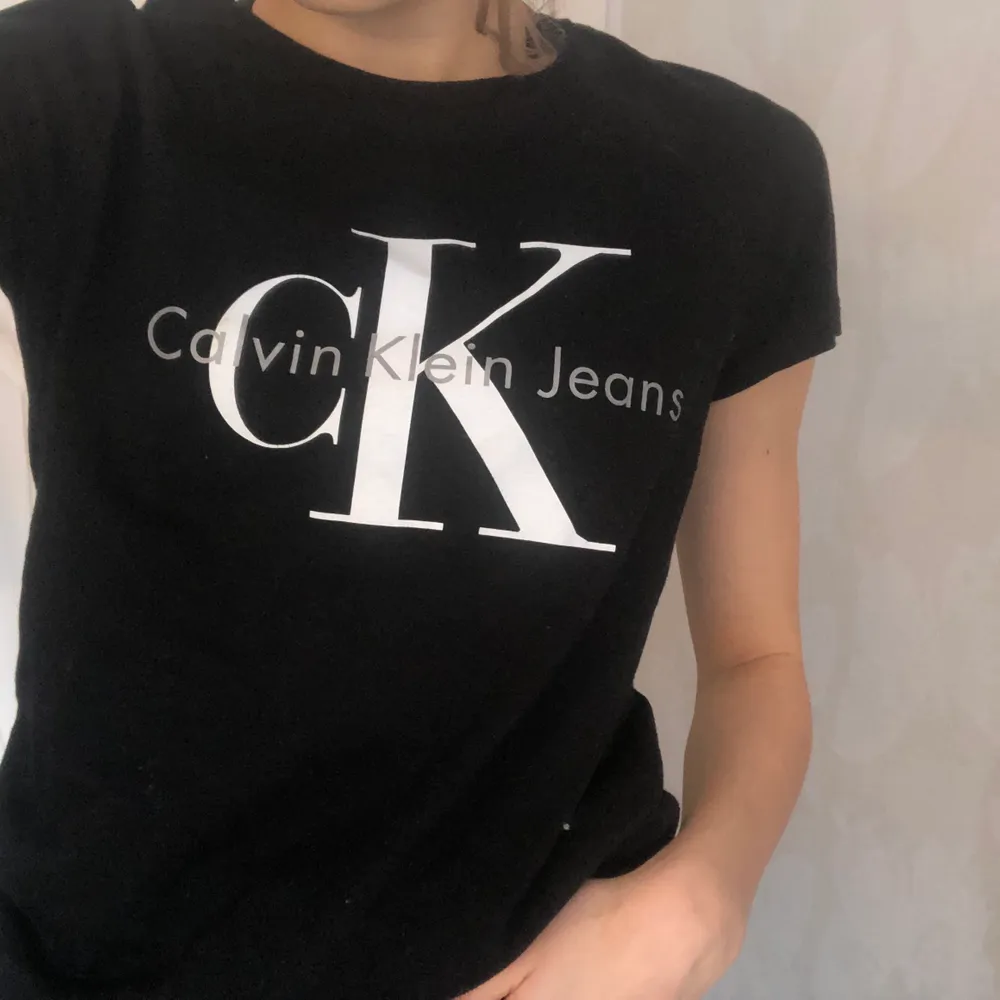 En fake Calvin Klein t-shirt som är köpt för 300 kr. Endast använd 1 gång och säljs för 100 kr. Ser exakt ut som en äkta!! . T-shirts.