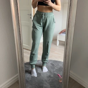 NA-KD mjukisar - Mjukisbyxor från NA-KD, nästintill oanvända! Superfin färg och sitter inte åt för tight! Passar xs/s 😛