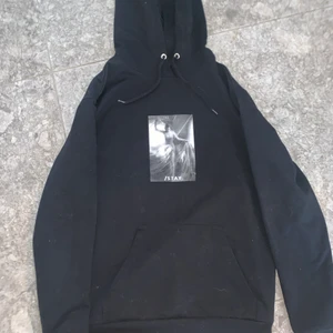 Hoddie  - Säljer en hoddie i stolek S från Carlings. Inga slitningar och är så gott som ny.