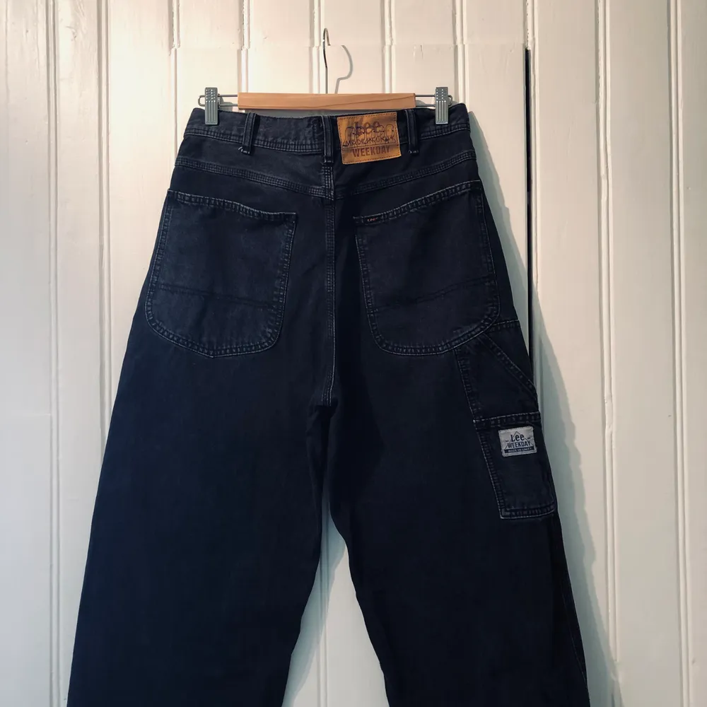 Ett par supercoola jeans från LEE for Weekday. Hög midja och väldigt vida ben med snygga snickardetaljer. Ca stl 30 i midjan, 33längd. Jeans & Byxor.
