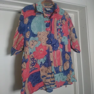 Retroskjorta - Mönstrad retroskjorta, är som en storlek L🌻