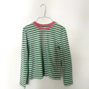 Randig tröja från & other stories - snygg och skön tröja från & other stories. köpt på sellpy och säljer då den var lite liten på mig tyvärr! det fanns tecken på användning när jag fick hem den (se bild 3) men inget som man tänker på när den sitter på! frakt är inkluderat i priset, skriv för fler bilder! 🥰