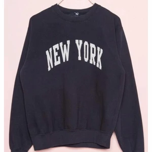 New york sweatshirt - Säljer en nyc sweatshirt som är för liten för mig,den jag har är hel svart och inte mörk blå,den är somsagt bara testad 1 gång så är i nyskick