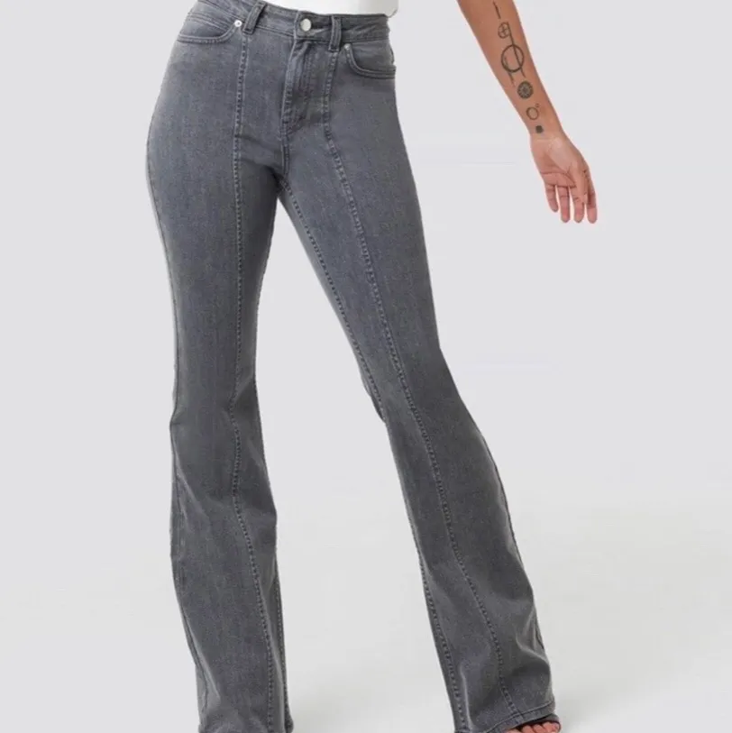 Superfina grå jeans från nakd som inte säljs längre. Skönt och stretchigt material🥰Säljer då dom inte kommer till användning. Jätte fint skick! Dom är som en 36 i storleken . Långa på mig som är 172. Jeans & Byxor.