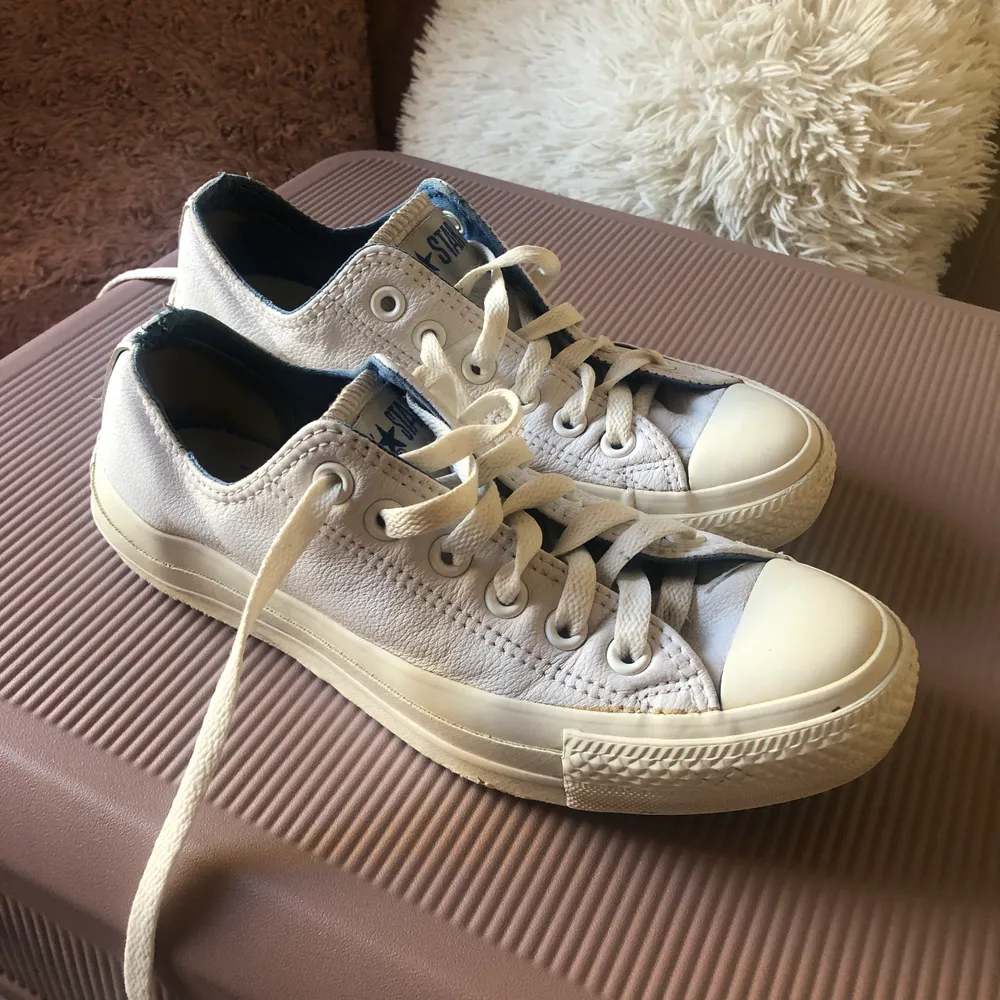 Storlek 37.5. Innesula 24 cm. Ganska gammal model från Converse. Läder. . Kengät.
