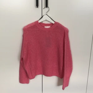 Rosa stickat tröja - Oanvänd rosa knittedsweater med lapp kvar. Original pris 299kr.
