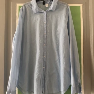 Skjortor  - Två styckna blåa skjortor från hm. Båda är storlek 36. Förlåt för ostryckna. Skriv vid intresse. Var för sig kostar dem 40 kr. Båda för 65kr.  Fraktkostnad tillkommer, kan dock mötas upp i Stockholm för att slippa fraktkostnad :)