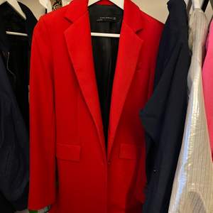 En kappa för den som vill synas. Otroligt fin, röd färg!💕💕