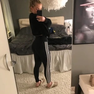 adidas originals thights - använda 1 gång. superfina och sköna tights från adidas. storlek xs i dessa, har vanligtvis S men passar pga stretchiga. så skulle säga att de är xs/S. nypris 400kr. 48kr frakt tillkommer