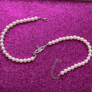 Vivienne westwood inspirerat pärlhalsband  - Pärlhalsband jag fick i julklapp som inte kommer till användning pga inte riktigt min stil. Använt 1 gång så i väldigt bra skick. OBS. INTE äkta Vivienne Westwood, men väldigt likt och fint ändå! Justerbart knäppe så man kan välja hur långt/kort man vill ha halsbandet.💞