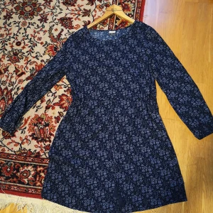 Blå blommig boho klänning  - Blå bohemisk klänning, storlek Medium. True to size. Har ett snöre i midjan som kan dras åt. 80kr pp 57kr spårbart