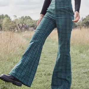 Flair byxor - Snygga gröna byxor med utsvägning. Använda endast 1 gång. Asfina men lite för långa på mig. Högsta bud just nu: 100kr. Säljer direkt för 150kr 