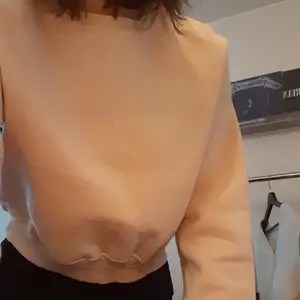 Beige sweatshirt som aldrig använts, dock med lappen borta. För överigt inga fel på den! Vid intresse skickas mer bilder🦋