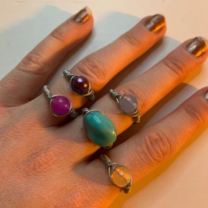 Egengjorda ringar - Egengjorda ringar. 20kr st eller 2 för 30kr. Alla ringar kan jag göra i flera storlekar förutom den stora blå som det bara finns en av! Skriv privat om du undrar något eller är intresserad. Frakt tillkommer på 11 kr vid köp av 3 eller mindre och 20kr vid köp av 4 eller fler. 😇